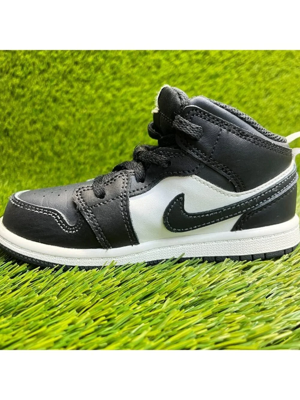 Nike Air Jordan 1 Mid Boys Size 10C Black White Athletic Leather Shoes Sneakers